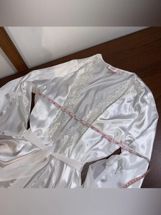 Oscar de la Renta Ivory Satin Lace-Trim Robe - Picture 5 of 6